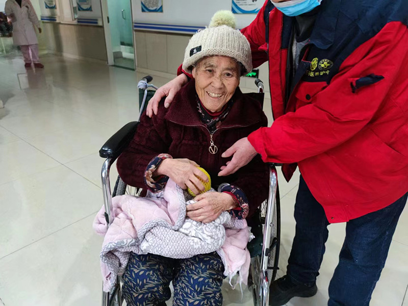 护理员悉心照护长辈(图1)